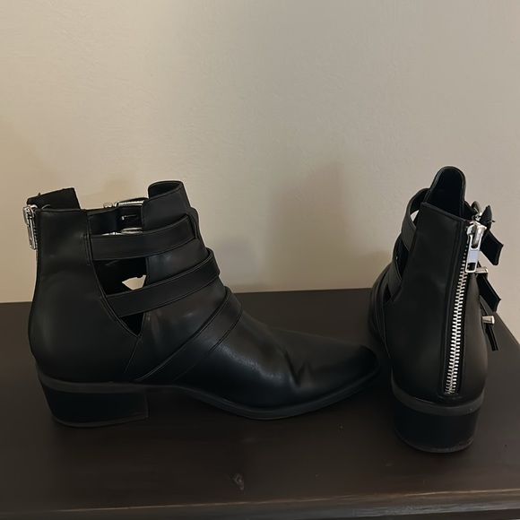 NEW Steve Madden Black Western Style Ankle Boot w. silver buckles point toe - Picture 6 of 9